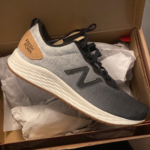 New in box. New Balance Women's Fresh Foam Arishi V3 size 10 GRAY OMBRE CORK - Picture 3 of 4